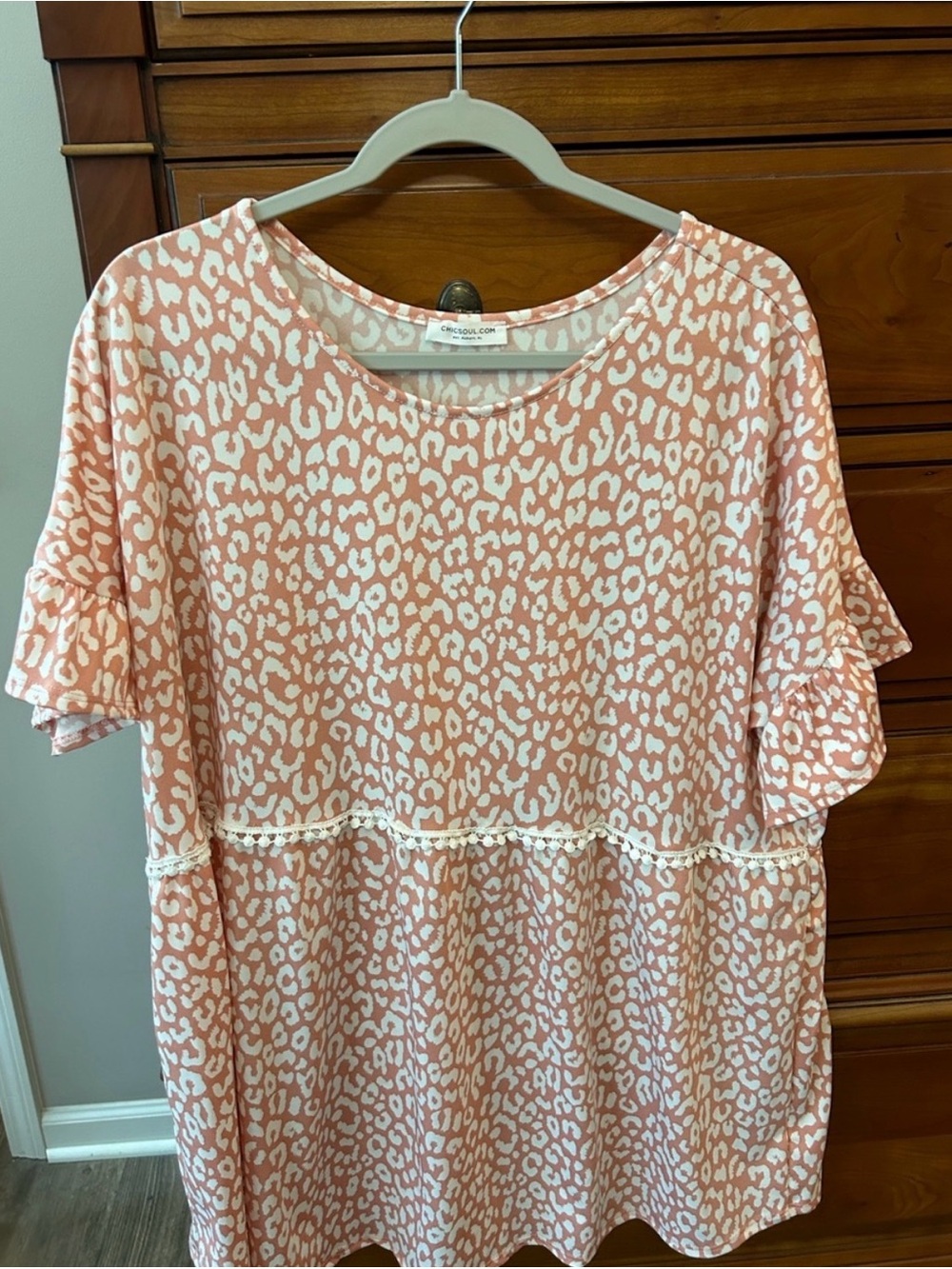 Chic Soul Women's Pink Leopard Print Short Sleeve Top
